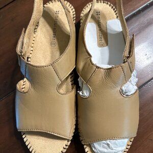 NEW. Naturalizer Scout Sandals Size 8.5 M Color is Biscuit (Tan)